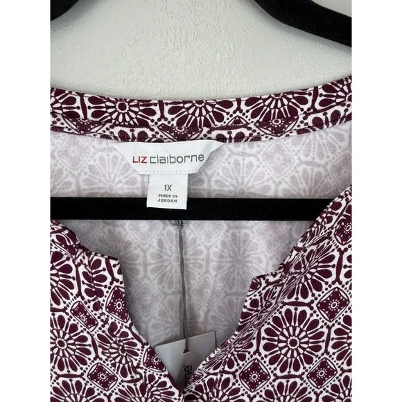 NWT Liz‎ Claiborne Maroon/hite Geometric Patterned Top W Capped Sleeves Size 1X - Picture 2 of 5
